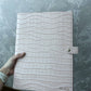 Funda para iPad Maison Caviar Mojacar en color blanco con cierre magnético y diseño elegante, resistente y protectora.