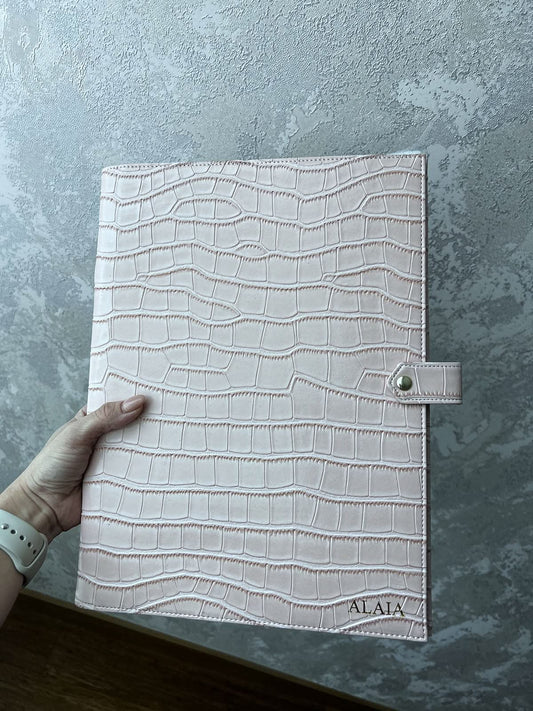 Funda para iPad Maison Caviar Mojacar en color blanco con cierre magnético y diseño elegante, resistente y protectora.