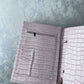 Funda para iPad Maison Caviar Mojacar, protección elegante en color neutro, con cierre y detalles de alta calidad.
