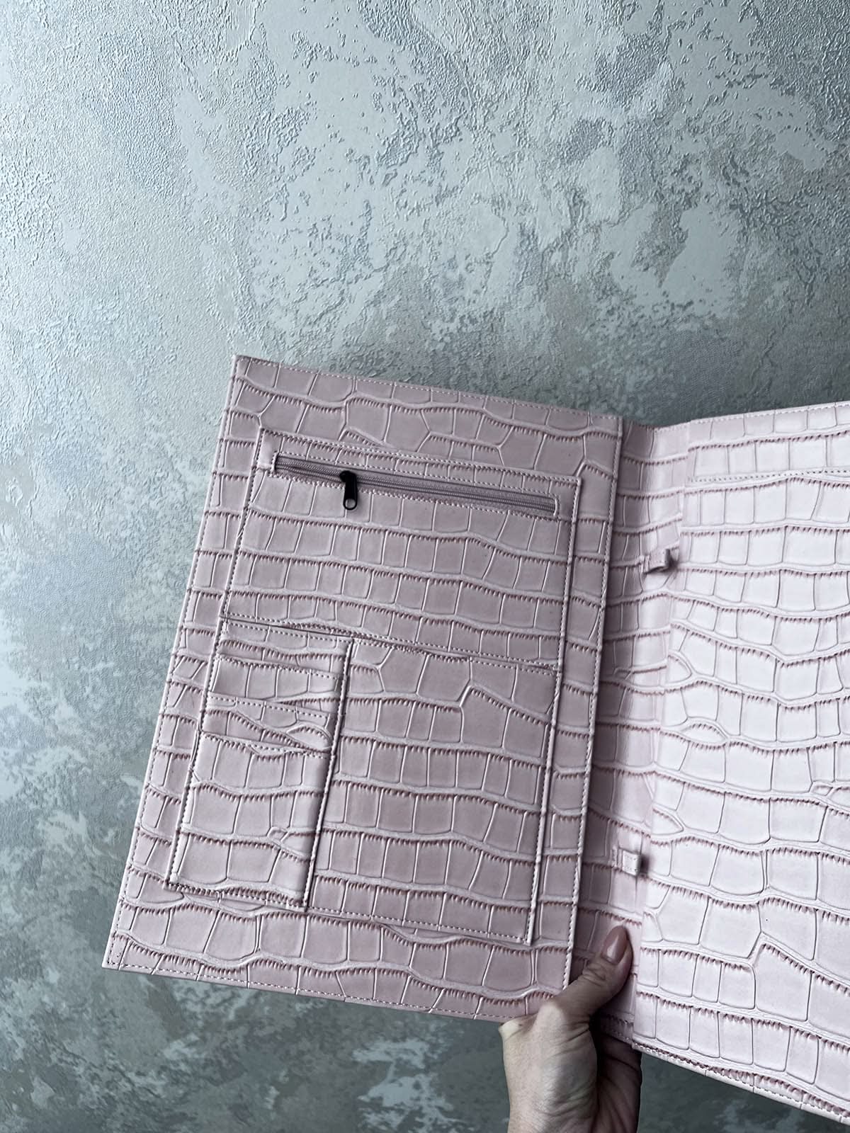 Funda para iPad Maison Caviar Mojacar, protección elegante en color neutro, con cierre y detalles de alta calidad.