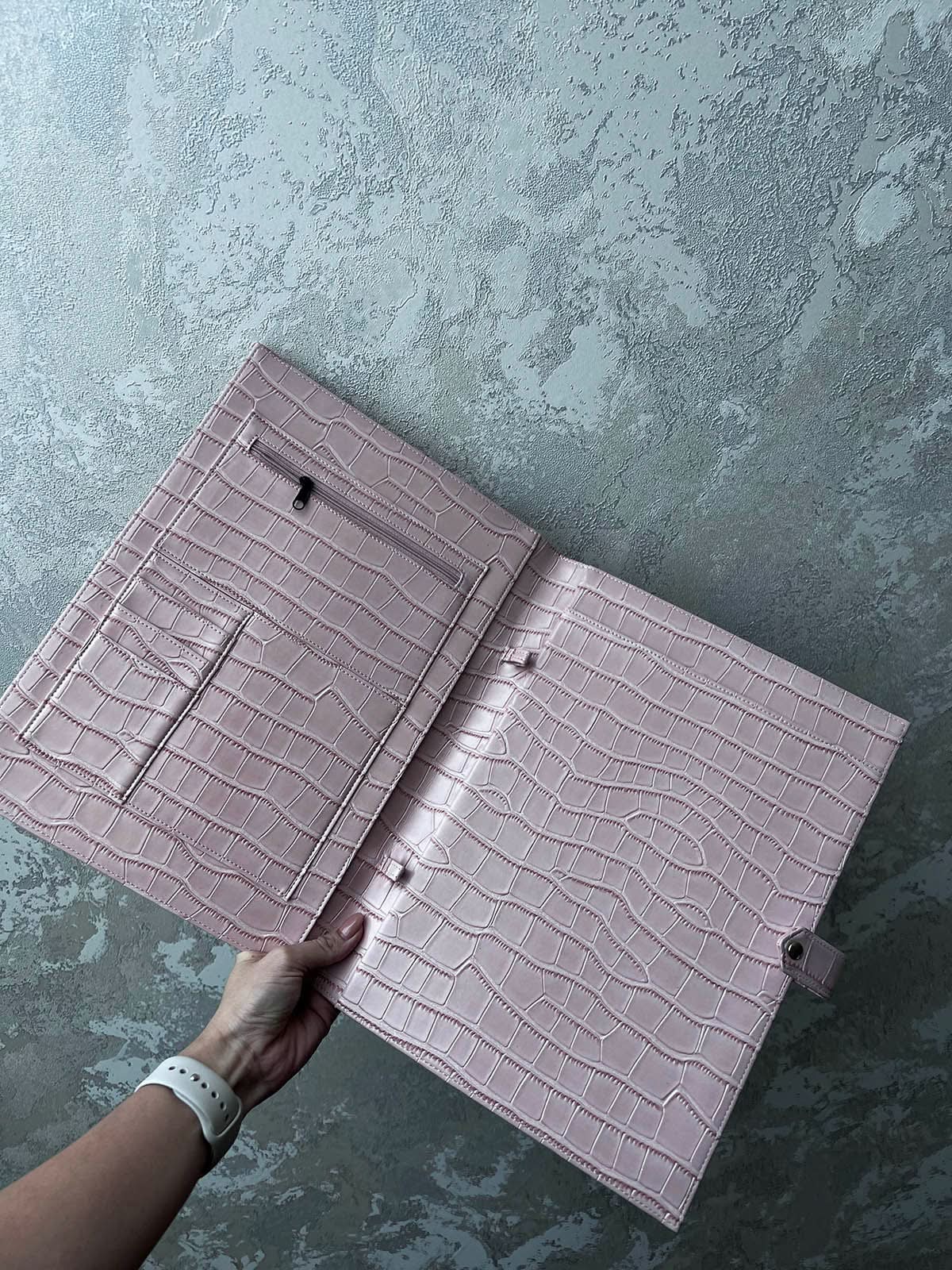 Funda para iPad Maison Caviar Mojacar en color negro con diseño elegante y protección resistente para el dispositivo.