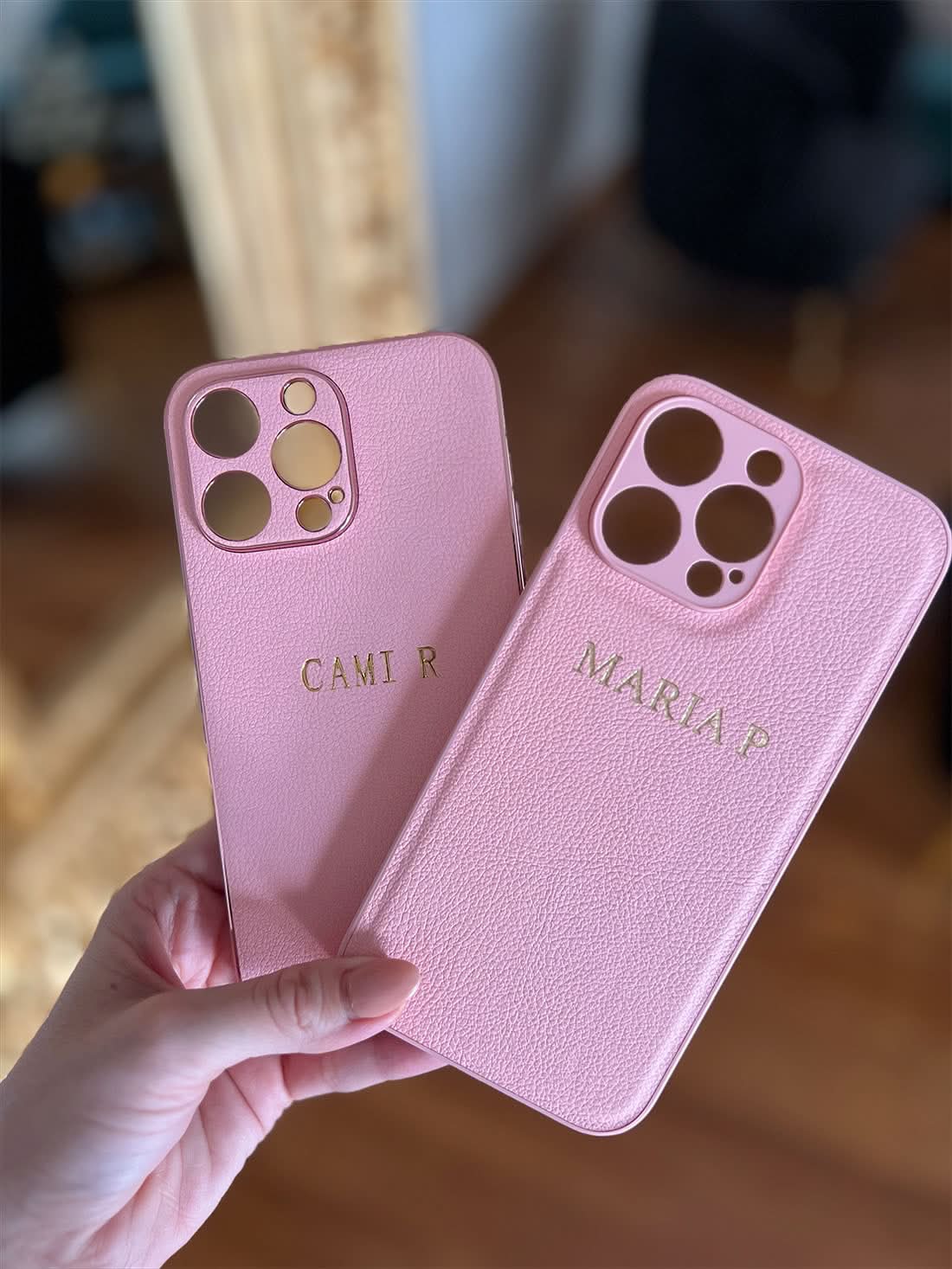 Funda para iPhone Roma de Maison Caviar, protección elegante en cuero con detalles de diseño en color negro.