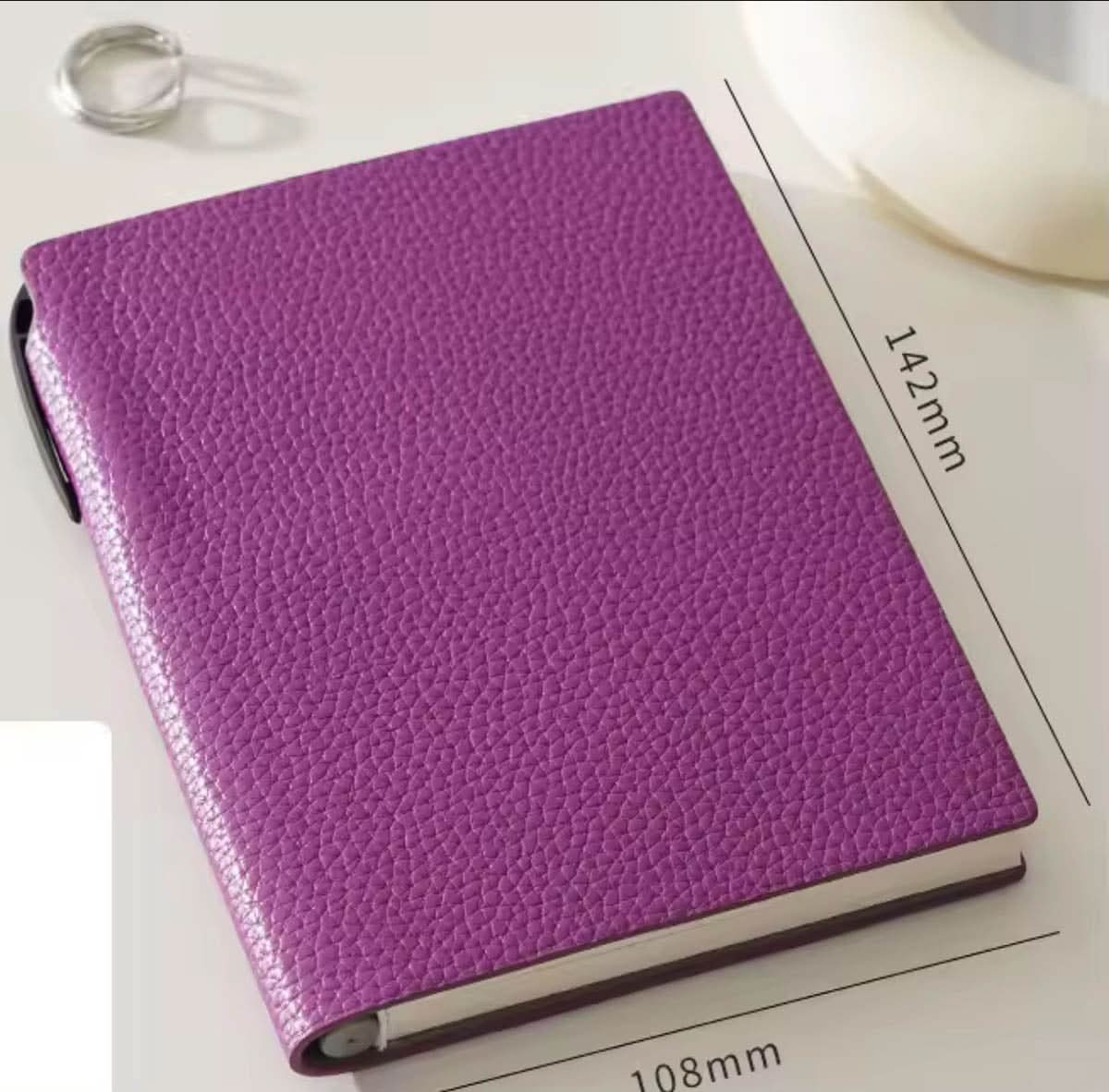 Agenda Margot de Maison Caviar, vista de la portada con diseño elegante y cierre en la parte superior.