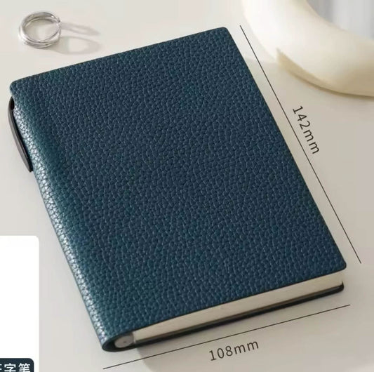 Agenda Margot de Maison Caviar con tapa dura y diseño elegante, abierta mostrando páginas internas con fechas y secciones.