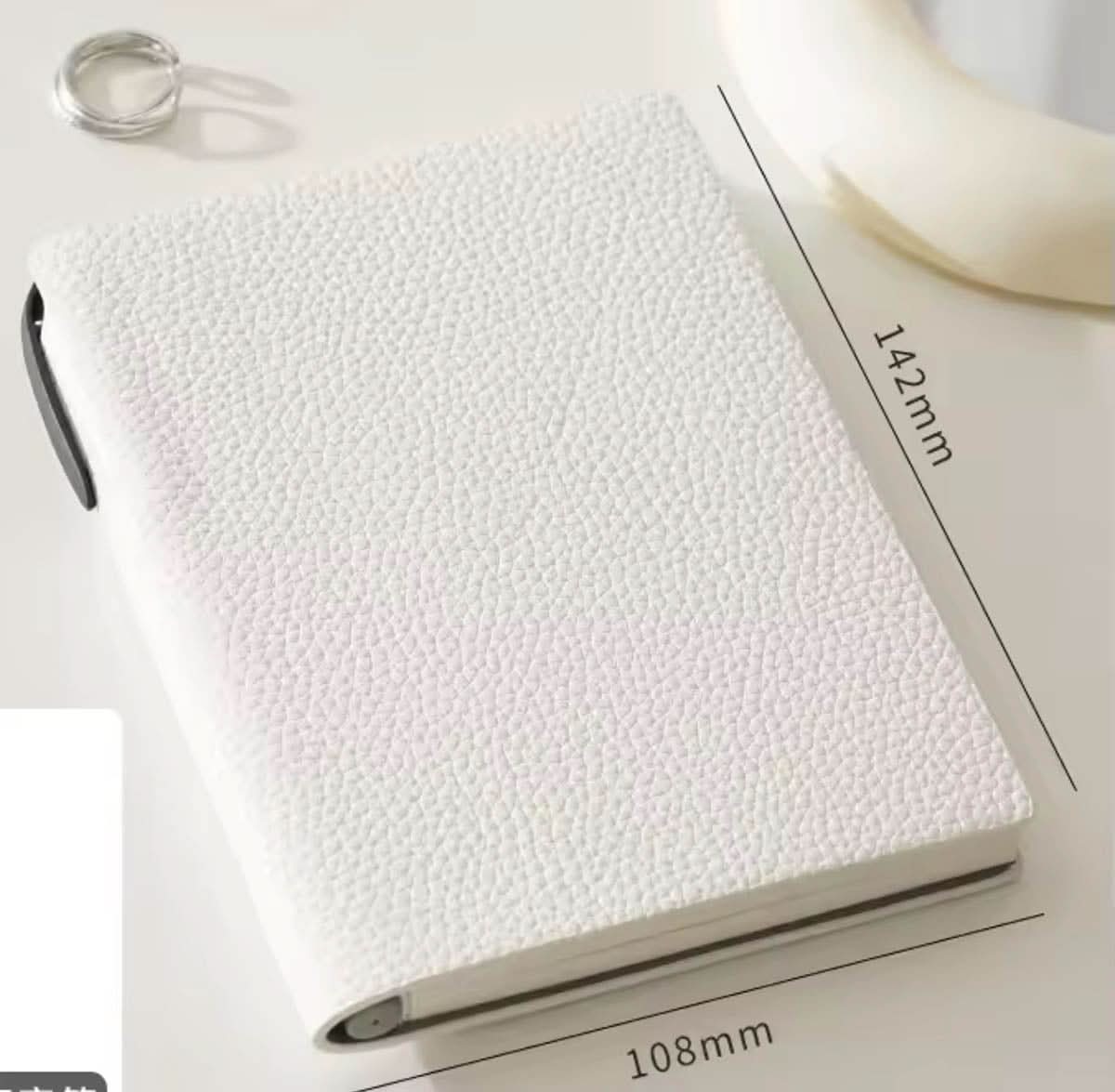 Agenda Margot de Maison Caviar, vista frontal con diseño elegante y portada en color neutro sobre fondo blanco.