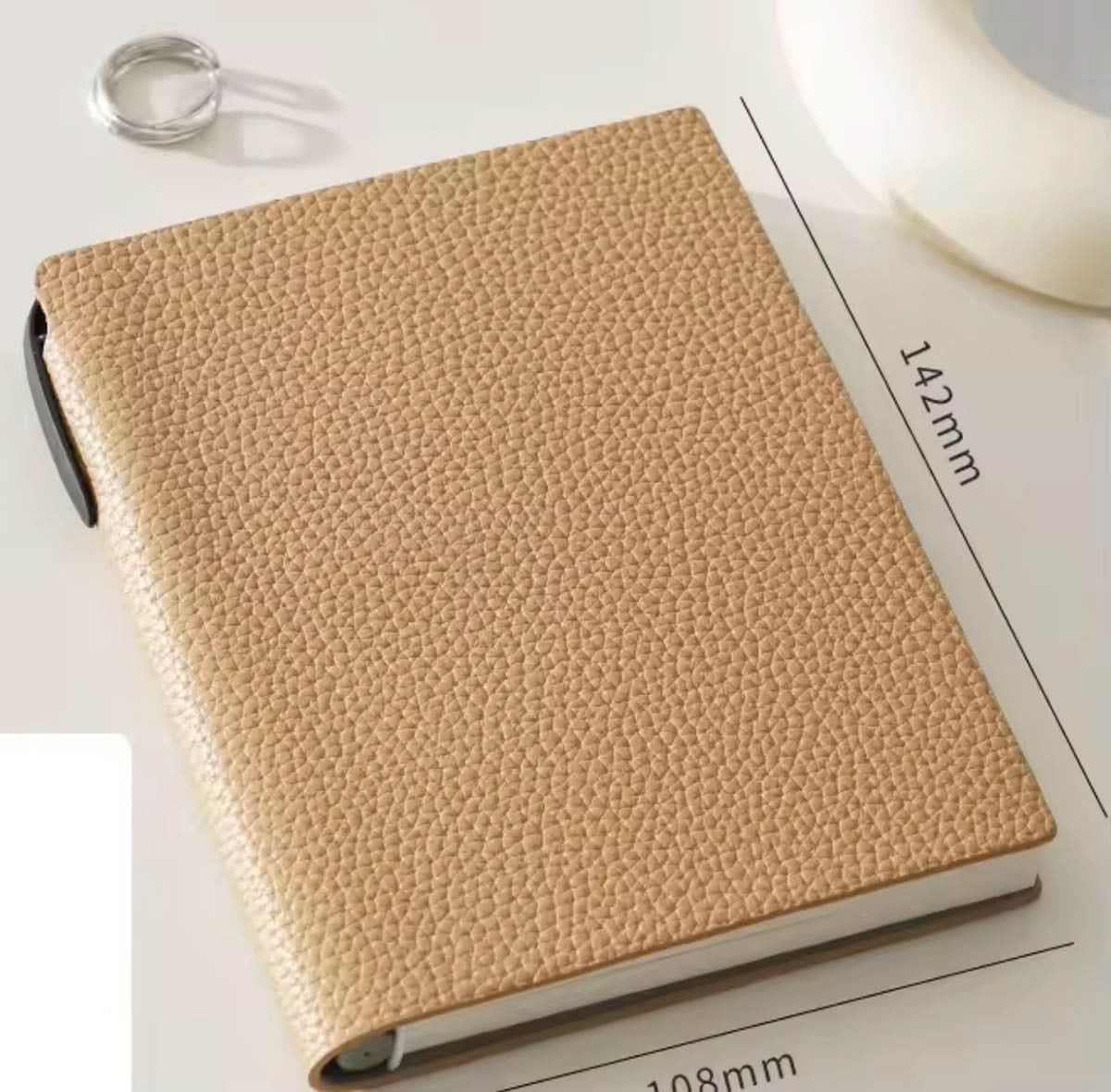 Agenda Margot de Maison Caviar con cubierta elegante y páginas blancas para planificar y organizar el año.