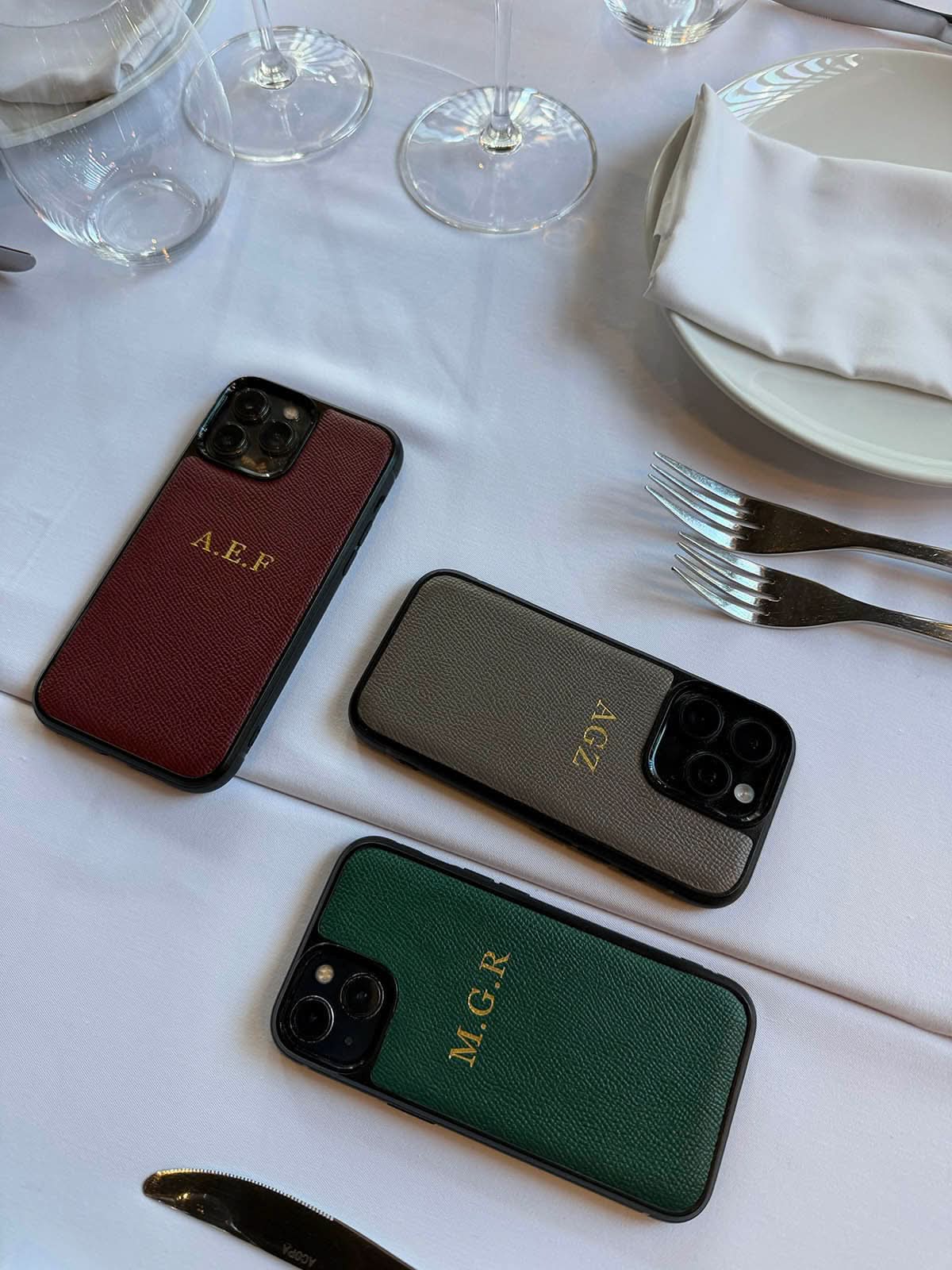 Funda para iPhone Maison Caviar Lucca en cuero con diseño elegante y detalles en relieve, protección y estilo para el teléfono.