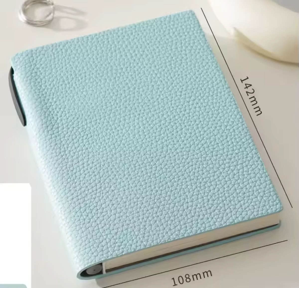 Agenda Maison Caviar Margot con diseño elegante y encuadernación en tapa dura, ideal para planificación diaria.