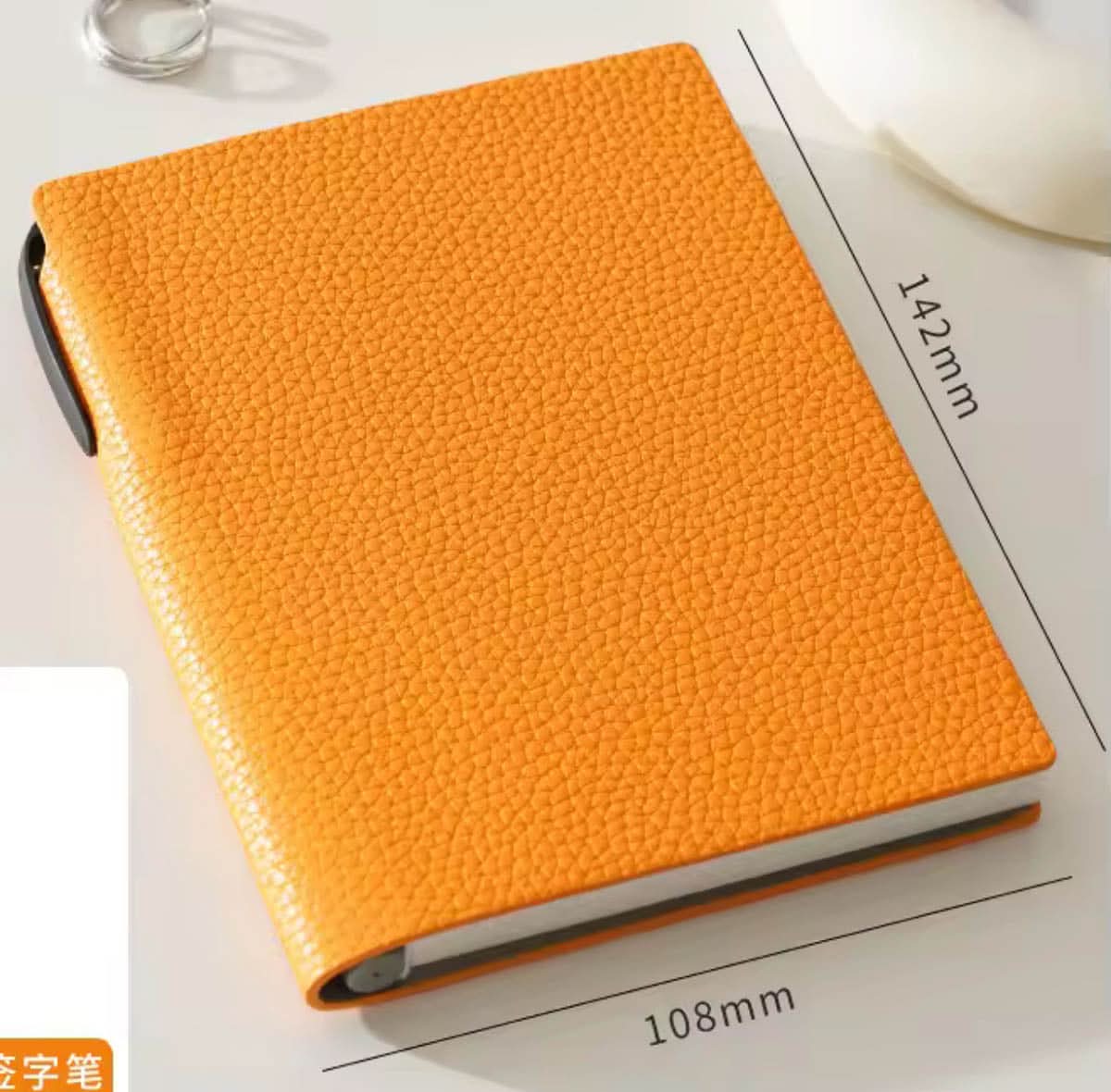 Agenda Maison Caviar Margot con cubierta de diseño elegante y páginas blancas para planificar y organizar el año.