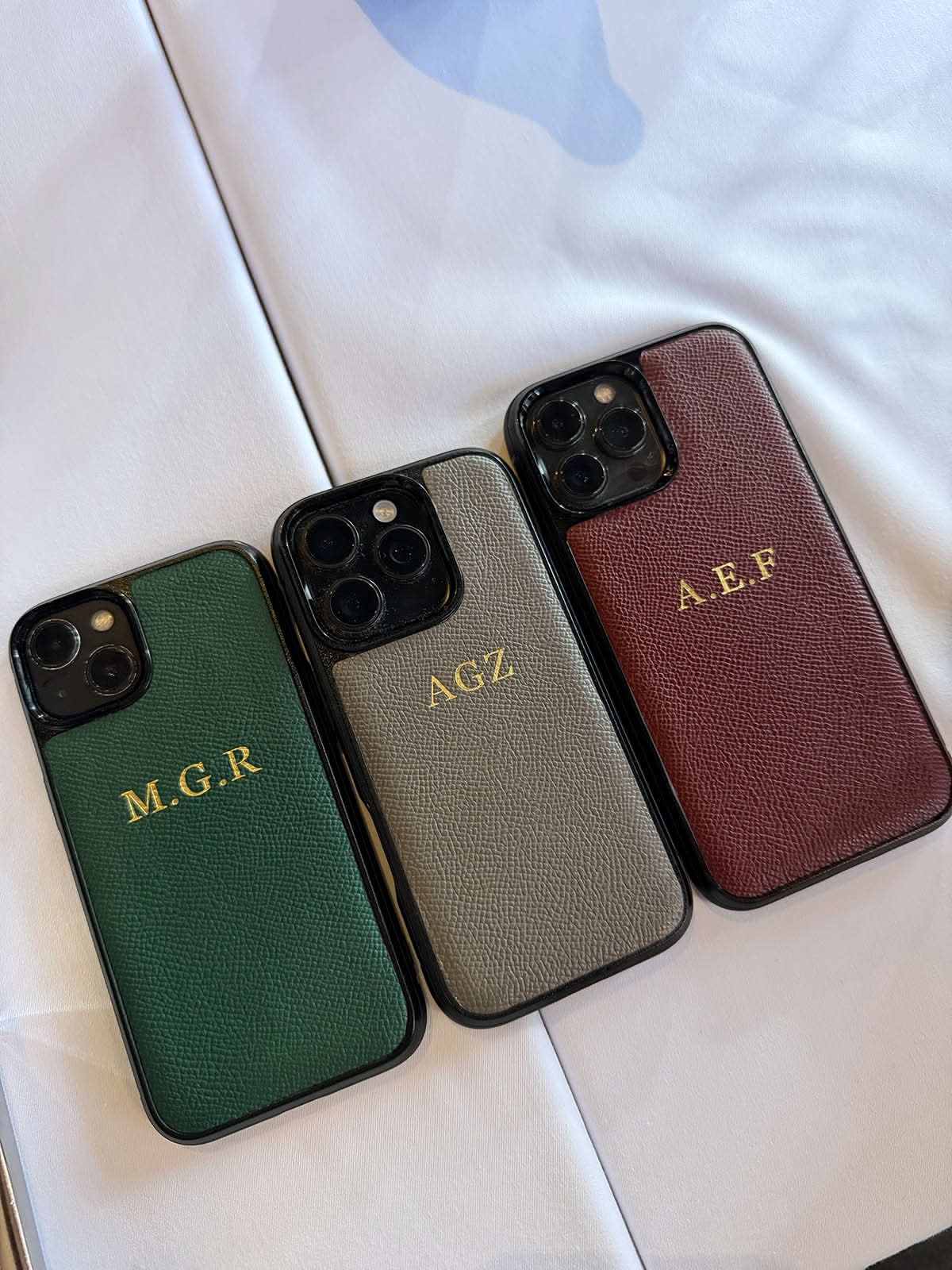 Funda para iPhone Maison Caviar Lucca de cuero con diseño elegante y detalles sofisticados.