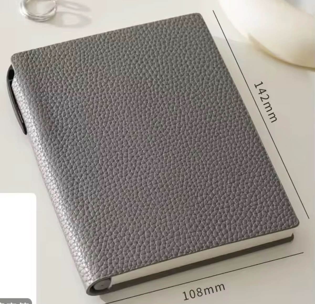 Agenda Margot de Maison Caviar con diseño elegante y tapas duraderas, ideal para planificar en 2024.