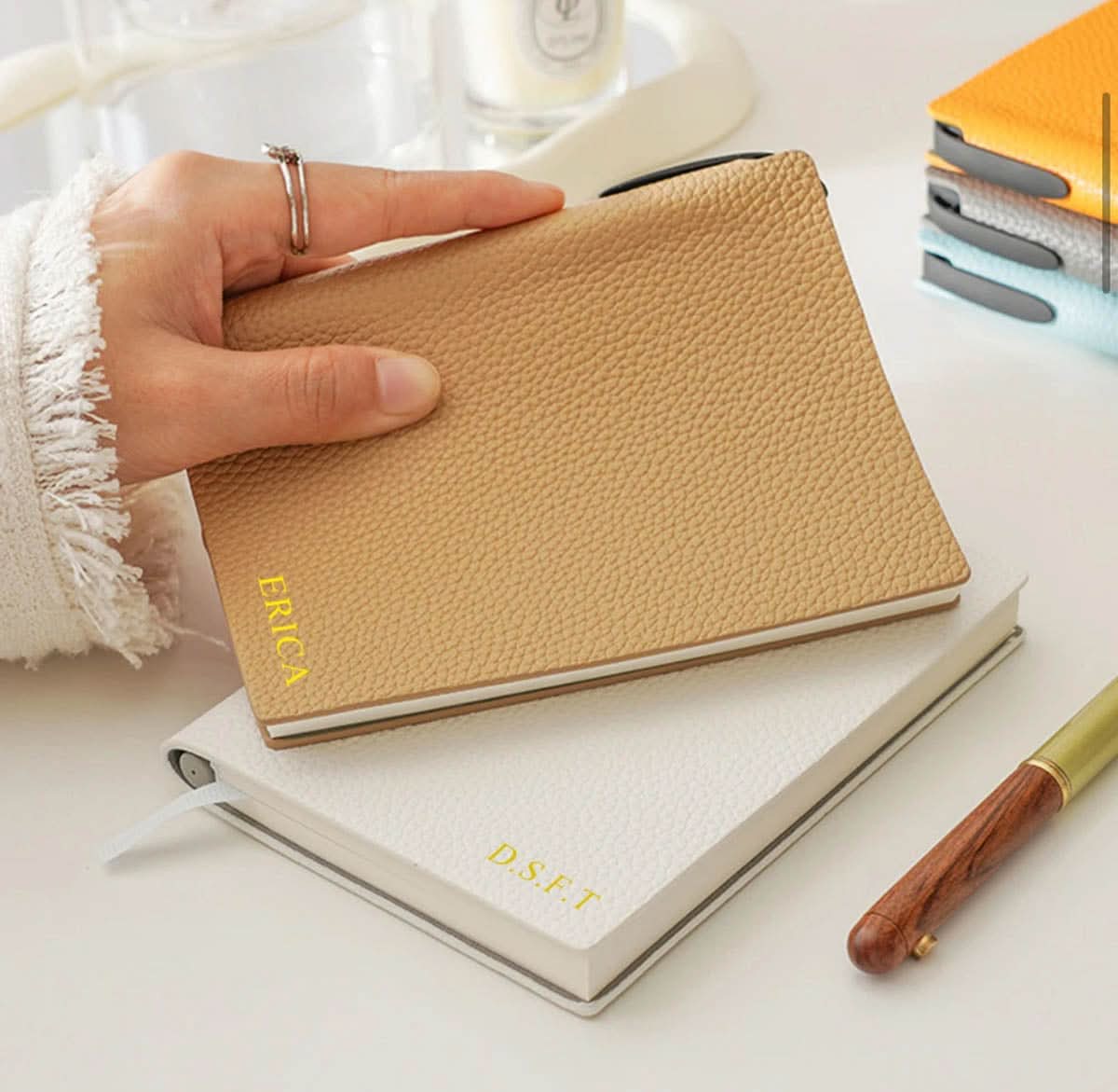 Agenda Margot de Maison Caviar, vista frontal con diseño elegante y tapas duras en color neutro.