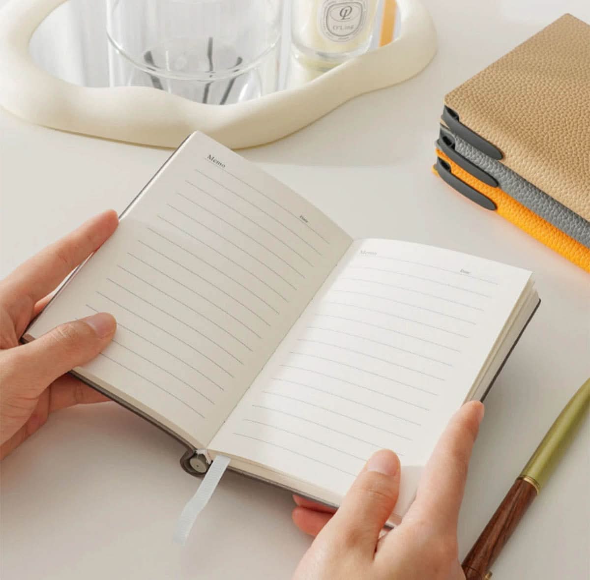 Agenda Maison Caviar Margot con portada de diseño elegante y páginas internas para planificar y organizar el año.