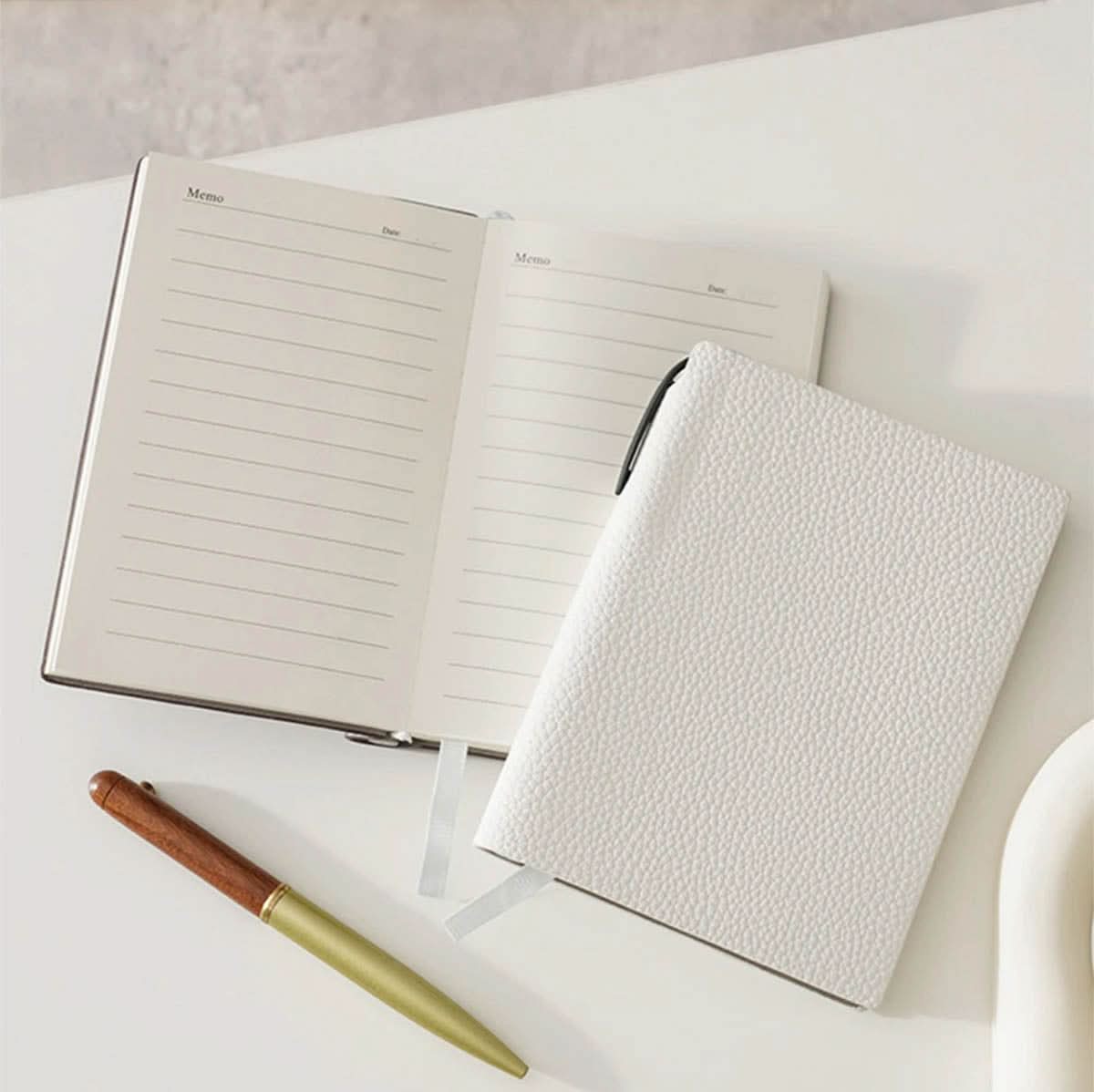 Agenda Maison Caviar Margot con diseño elegante, portada de color suave y páginas internas para planificación diaria.