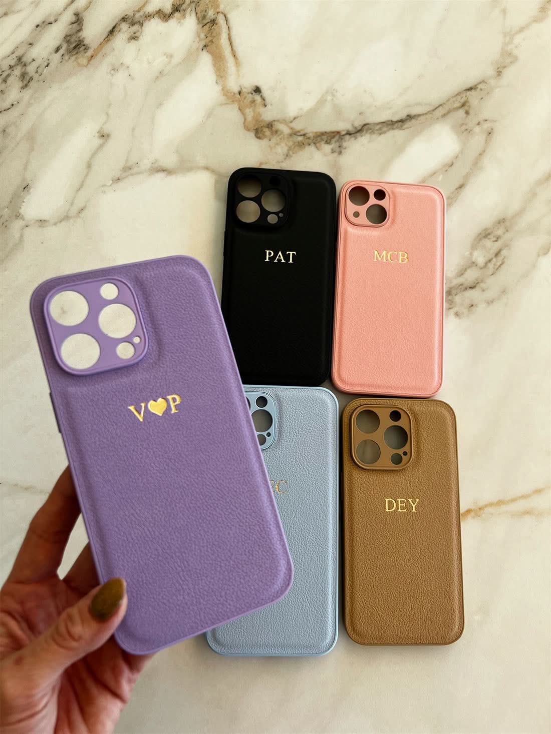 Funda para iPhone Roma de Maison Caviar, con diseño elegante y material de alta calidad, visible en la imagen.