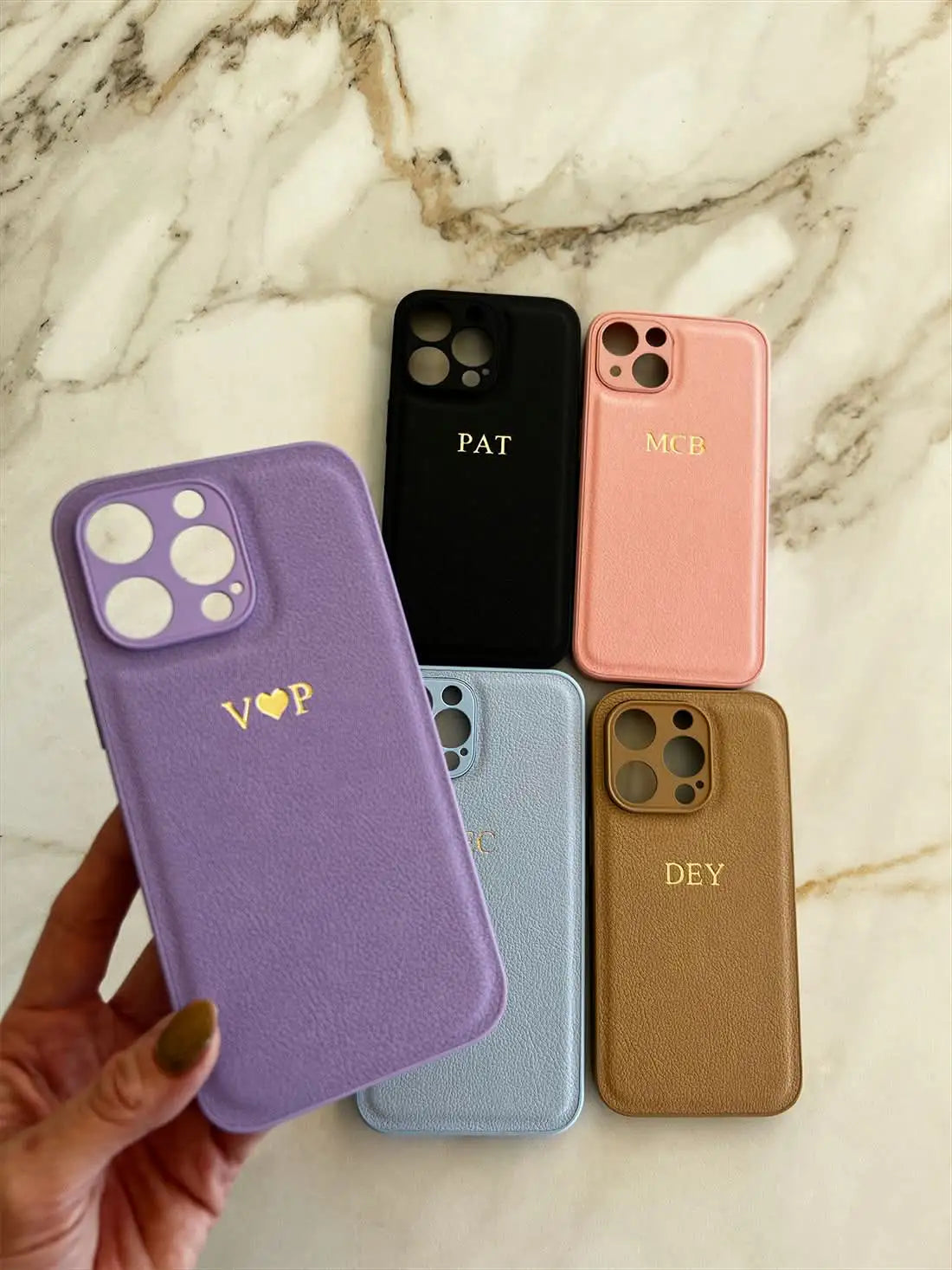 Funda para iPhone Roma de Maison Caviar, con diseño elegante y material de alta calidad, visible en la imagen.