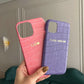 Funda para iPhone Milan de Maison Caviar, protección elegante en piel con diseño sofisticado, vista frontal del caso.