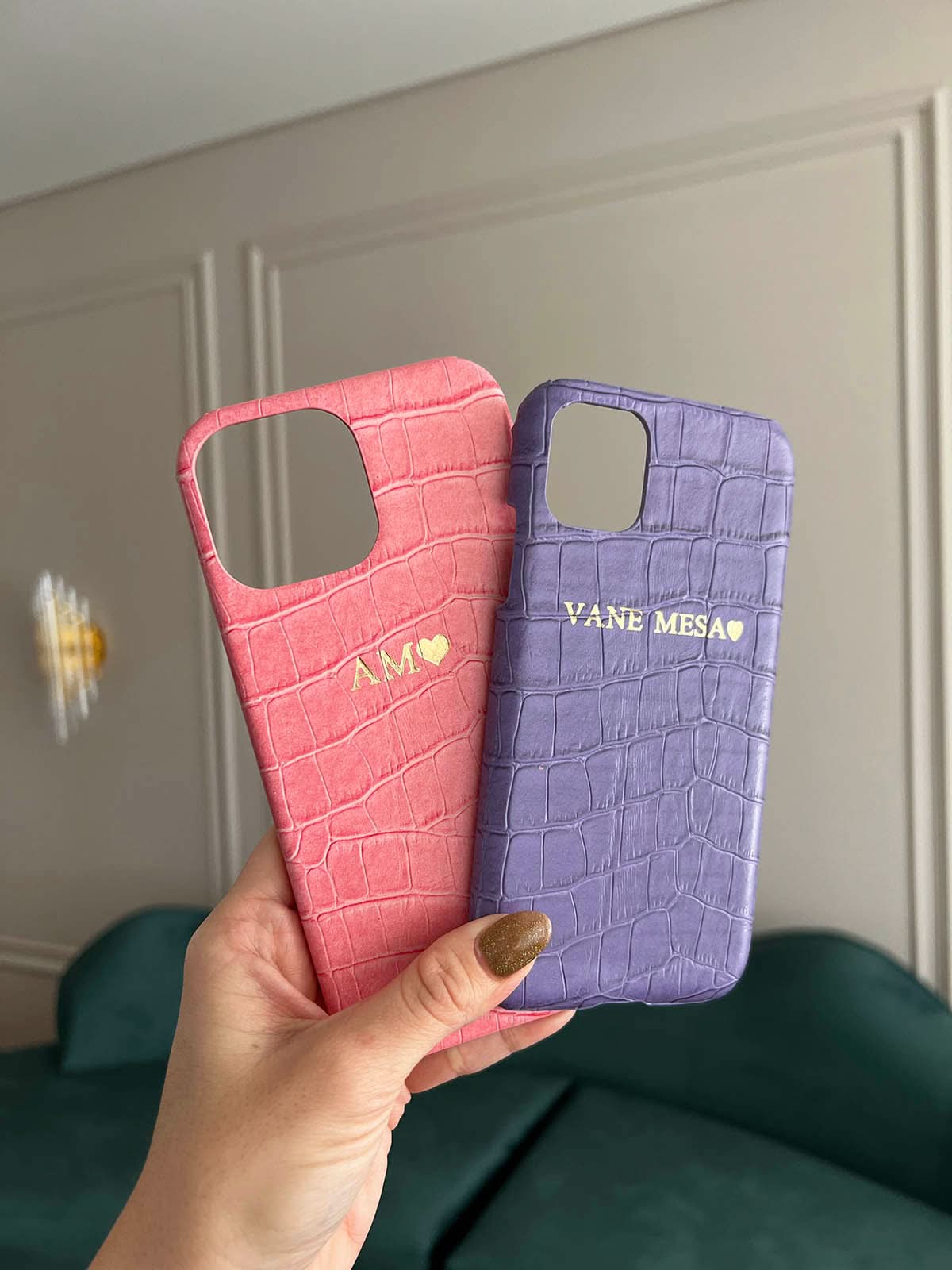 Funda para iPhone Milan de Maison Caviar, protección elegante en piel con diseño sofisticado, vista frontal del caso.