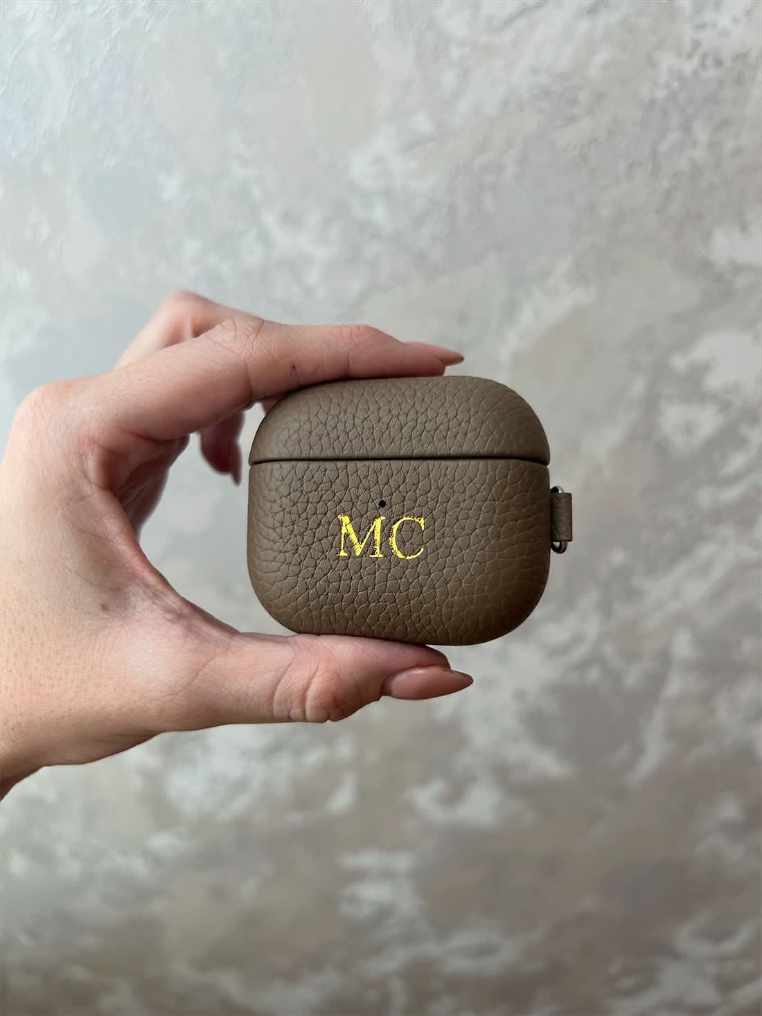 Funda para Airpods Maison Caviar Salem, cubierta protectora de estilo elegante en color negro con detalles de cuero.