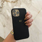 Funda para iPhone Maison Caviar Pisa, protección delgada con diseño elegante, vista frontal del teléfono en la funda.