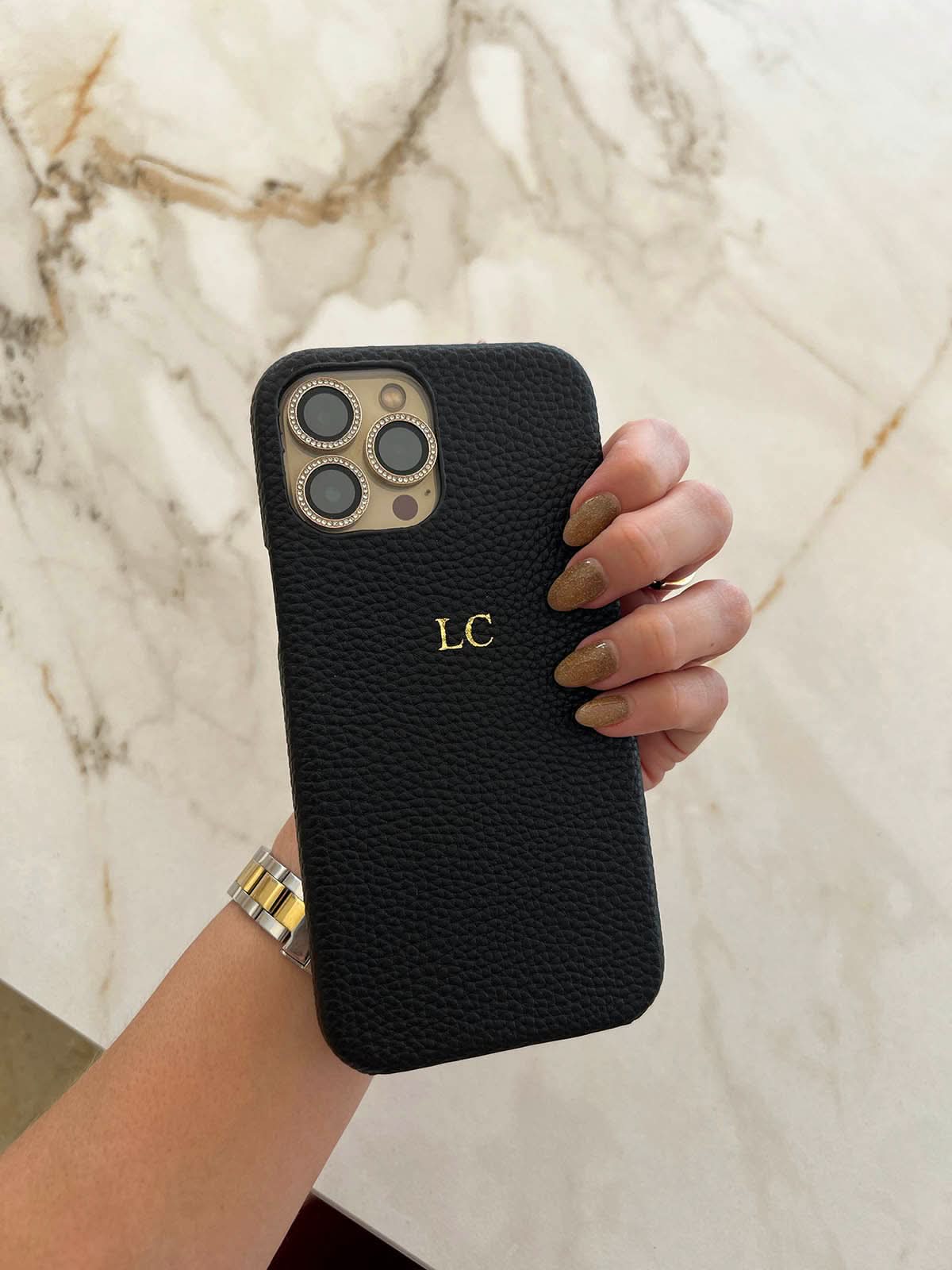 Funda para iPhone Maison Caviar Pisa, protección delgada con diseño elegante, vista frontal del teléfono en la funda.