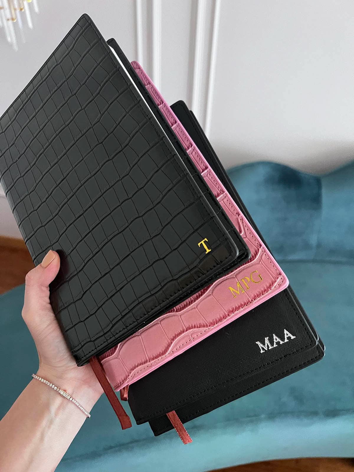 Agenda Sicilia de Maison Caviar, planificador con diseño elegante, abierto mostrando páginas internas con fechas y secciones.