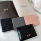 Tarjetero Maison Caviar Cannes en cuero negro con detalles elegantes y múltiples ranuras para tarjetas.