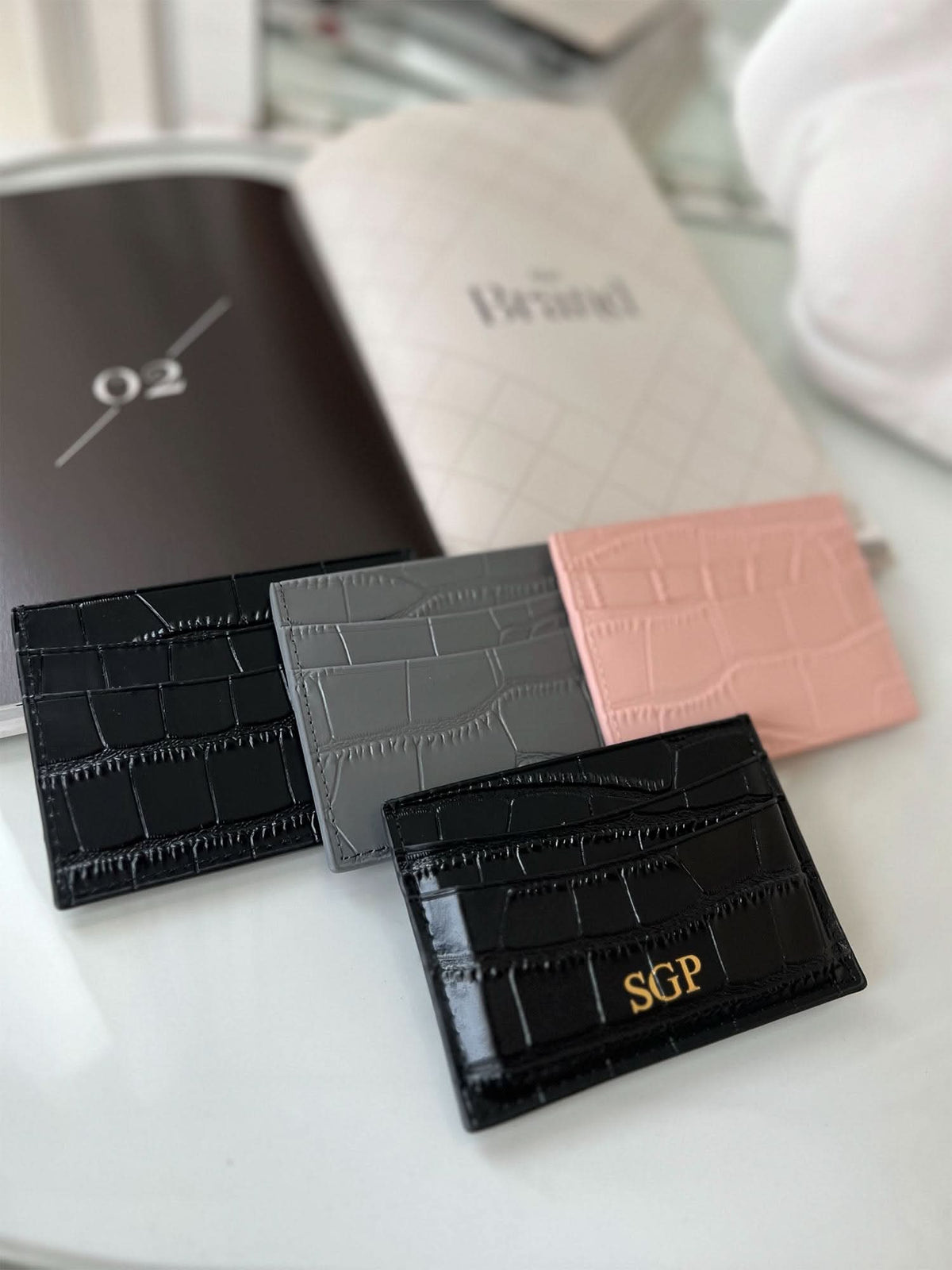Tarjetero Maison Caviar Cannes en cuero negro con detalles elegantes y múltiples ranuras para tarjetas.