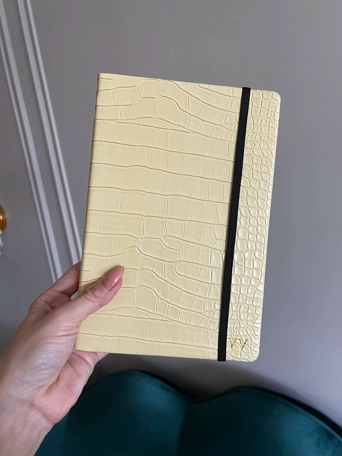 Agenda Sicilia de Maison Caviar, agenda anual con diseño elegante y páginas interiores, en la imagen sobre fondo neutro.