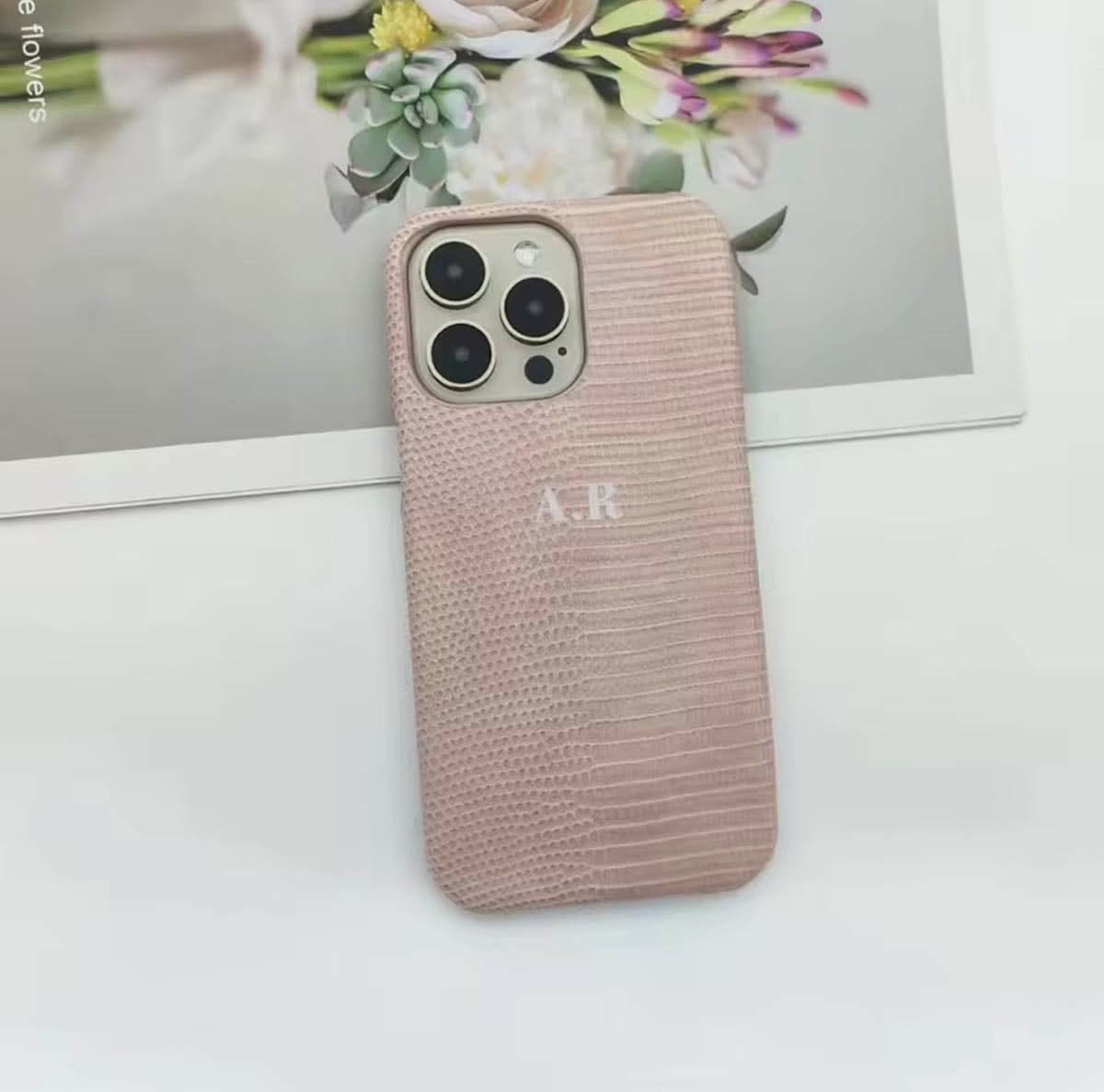 Funda para iPhone Maison Caviar Napoles, protección de lujo con diseño elegante para dispositivo móvil.