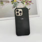 Funda para iPhone Maison Caviar Napoles en cuero con diseño elegante, protección y detalles de alta calidad, vista frontal.