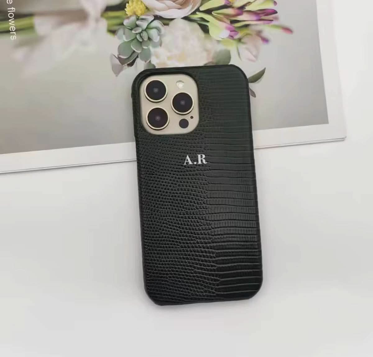 Funda para iPhone Maison Caviar Napoles en cuero con diseño elegante, protección y detalles de alta calidad, vista frontal.