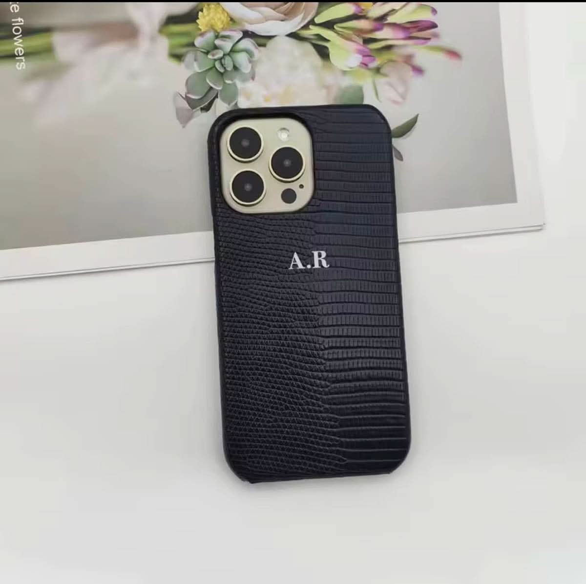 Funda para iPhone Napoles de Maison Caviar con diseño elegante y detalles en cuero, protección y estilo para el teléfono.