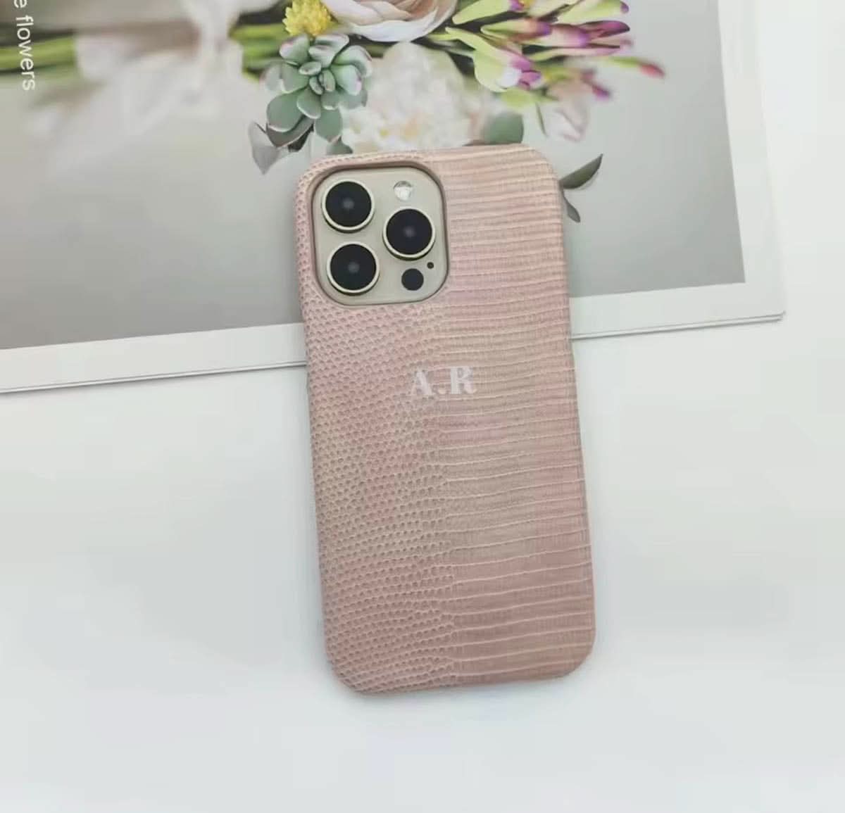 Funda para iPhone Maison Caviar Napoles de cuero, con diseño elegante y protección para teléfono móvil.