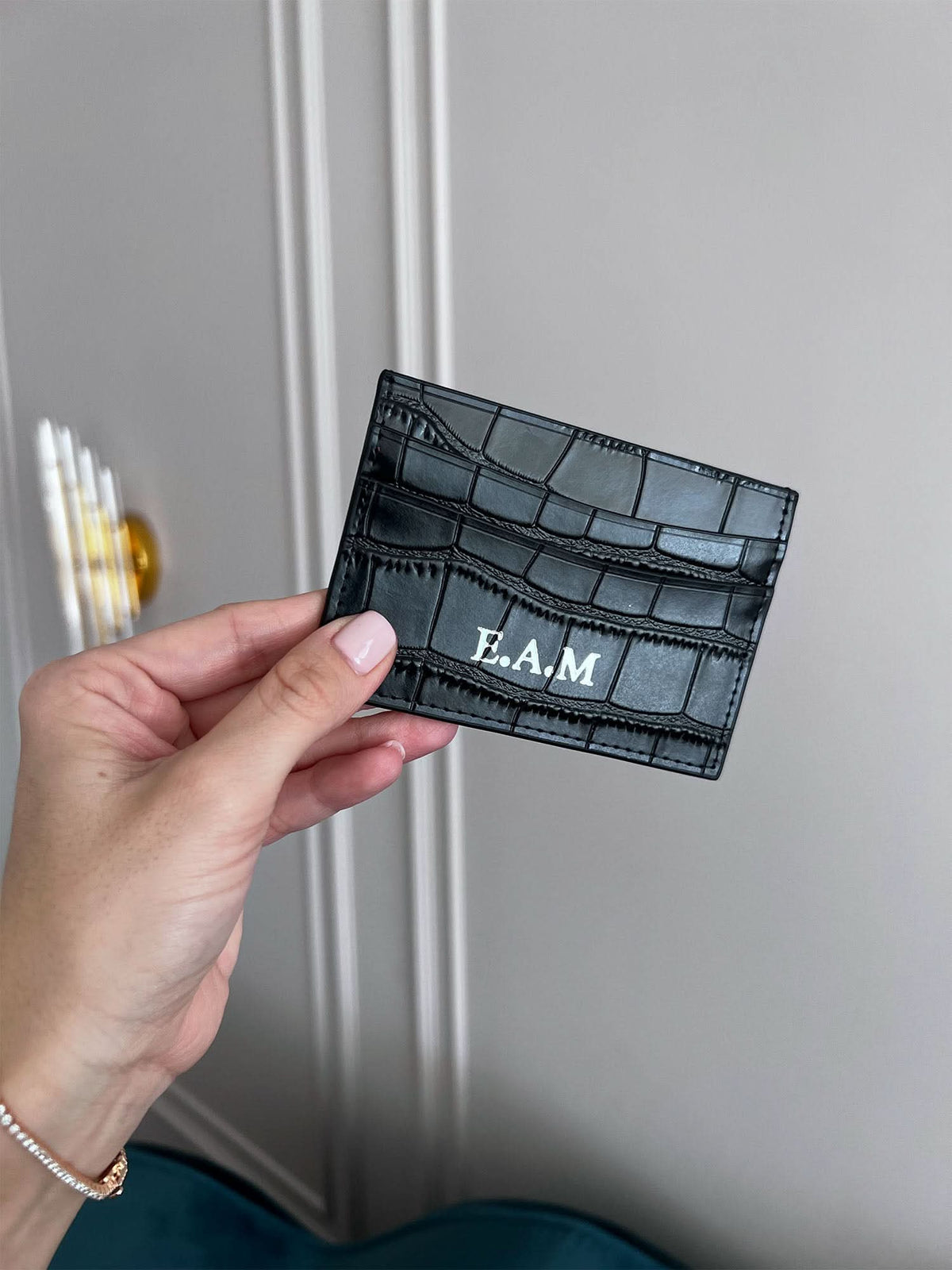 Tarjetero Maison Caviar Cannes de cuero negro con compartimentos para tarjetas y diseño elegante.