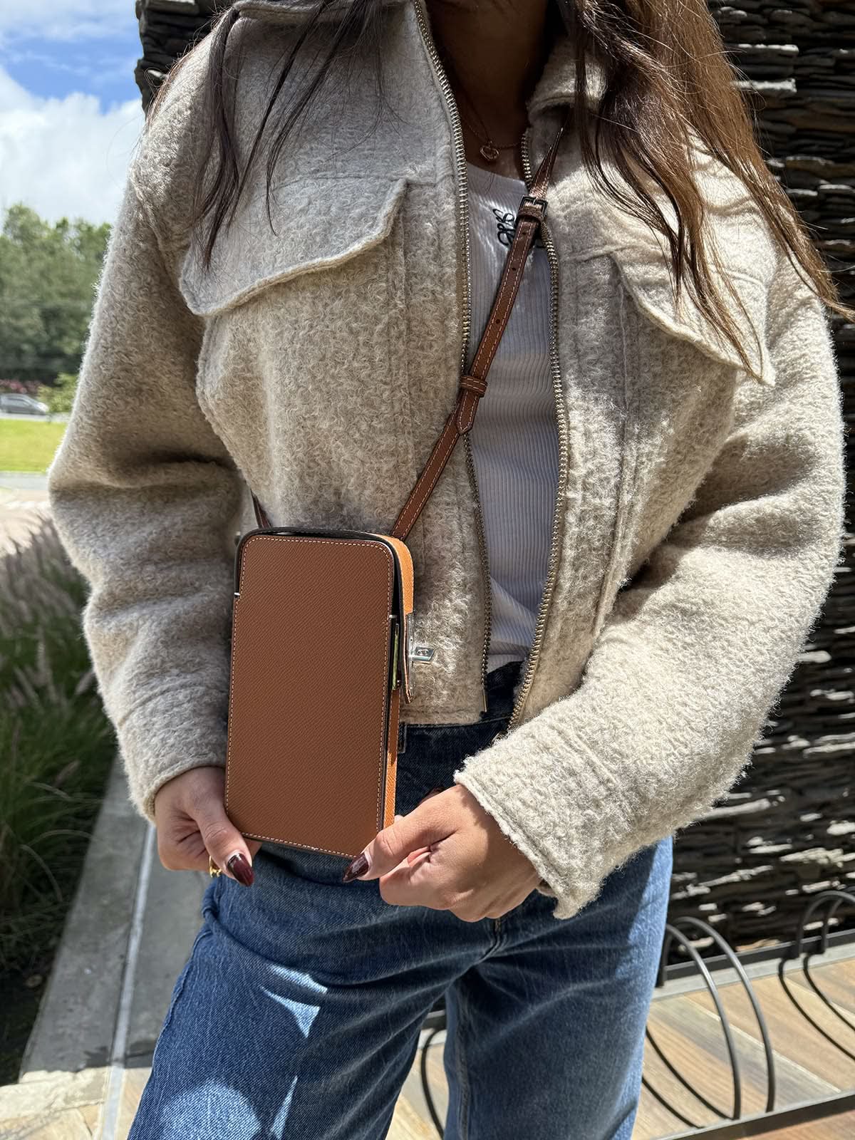 Funda para iPhone Maison Caviar Emily en forma de bolso, protección elegante para teléfono con diseño de bolso de mano.
