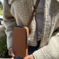 Funda para iPhone Maison Caviar Emily en forma de bolso con diseño elegante y detalles de alta calidad.