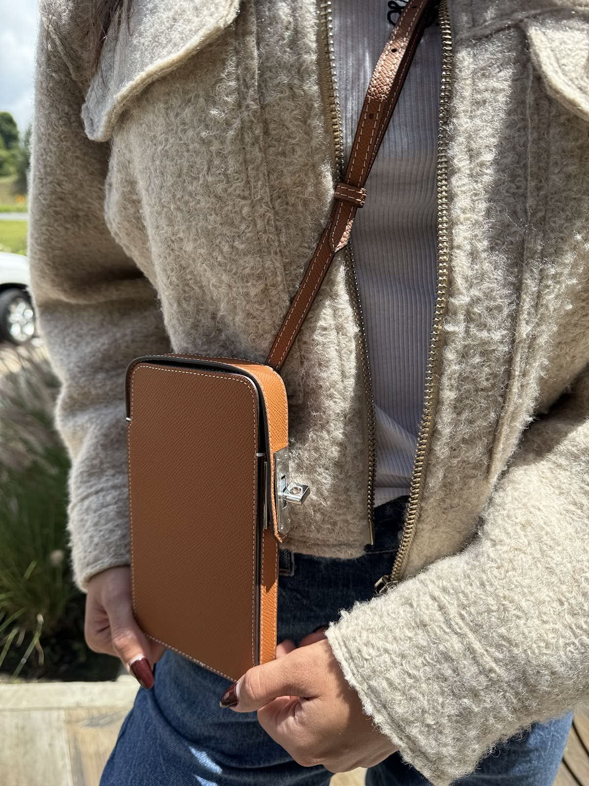 Funda para iPhone Maison Caviar Emily en forma de bolso con diseño elegante y detalles de alta calidad.