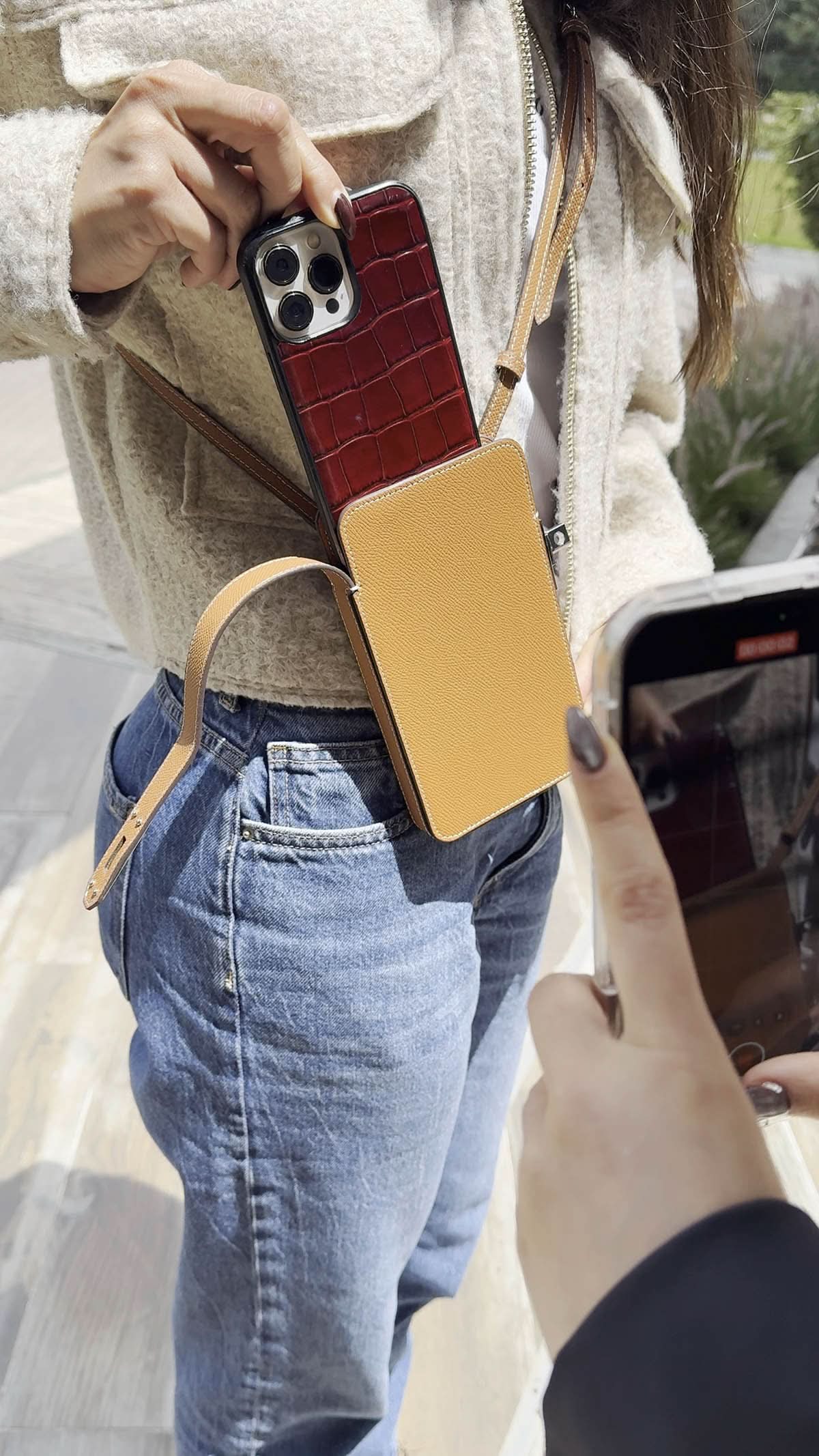 Funda para iPhone Maison Caviar Emily, funda protectora de teléfono con diseño elegante y material de calidad en color neutro.