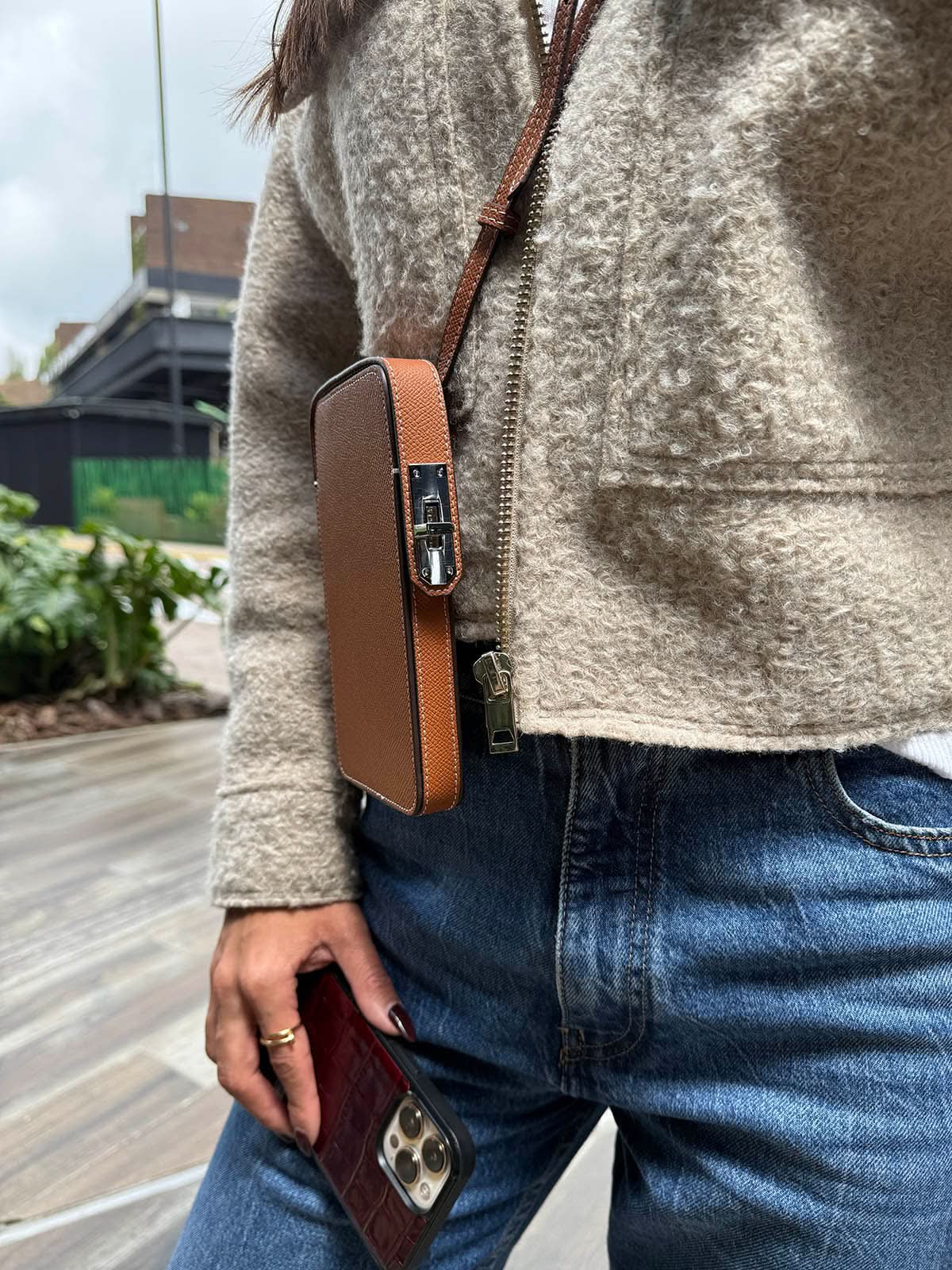 Funda para iPhone Maison Caviar Emily, funda protectora de teléfono con diseño elegante y cierre en la parte superior.
