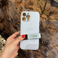 Funda para iPhone Maison Caviar Madrid, protectora y elegante, con diseño en color vibrante y detalles sofisticados.
