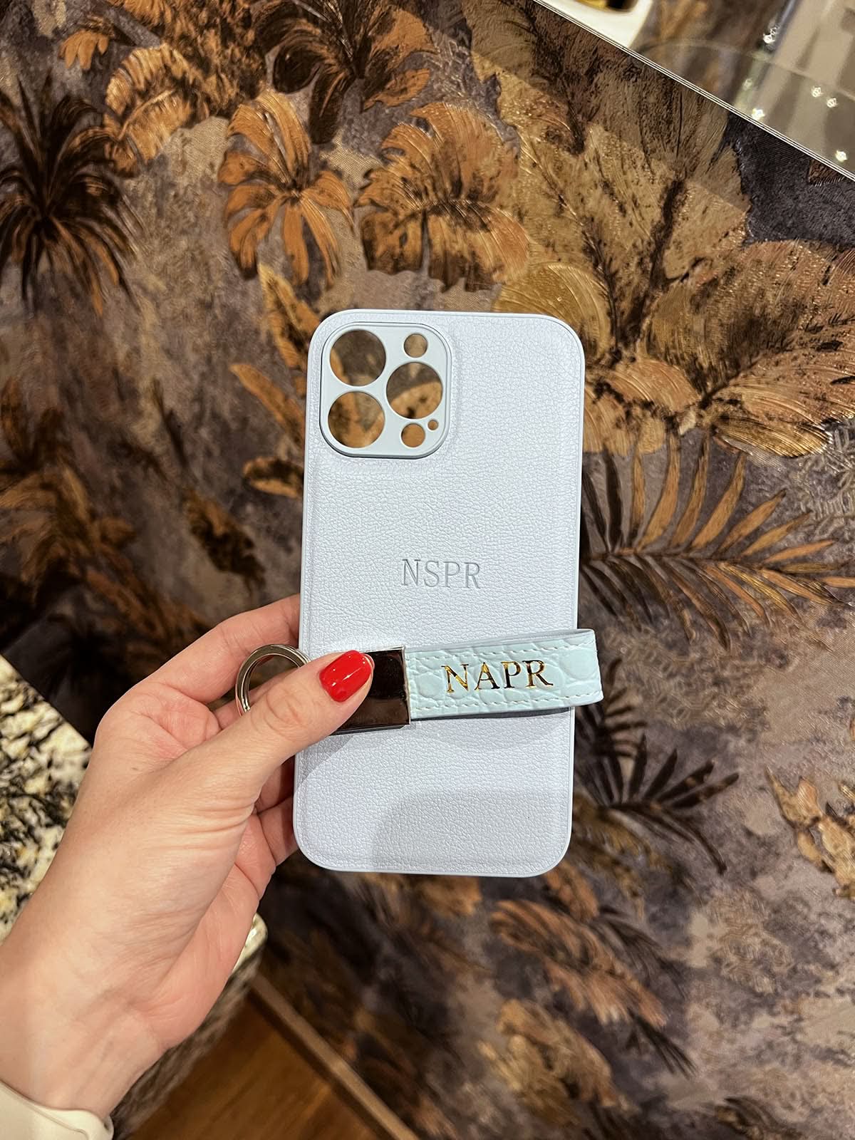 Funda para iPhone Maison Caviar Madrid, protectora y elegante, con diseño en color vibrante y detalles sofisticados.