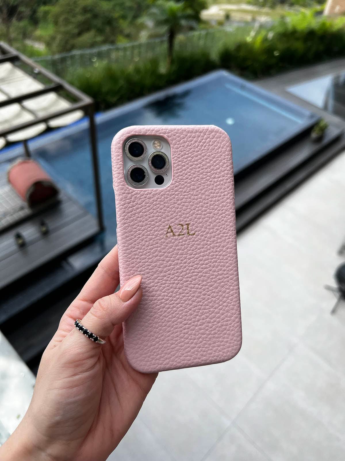 Funda para iPhone Maison Caviar Pisa en color negro, con diseño elegante y protección para teléfono inteligente.