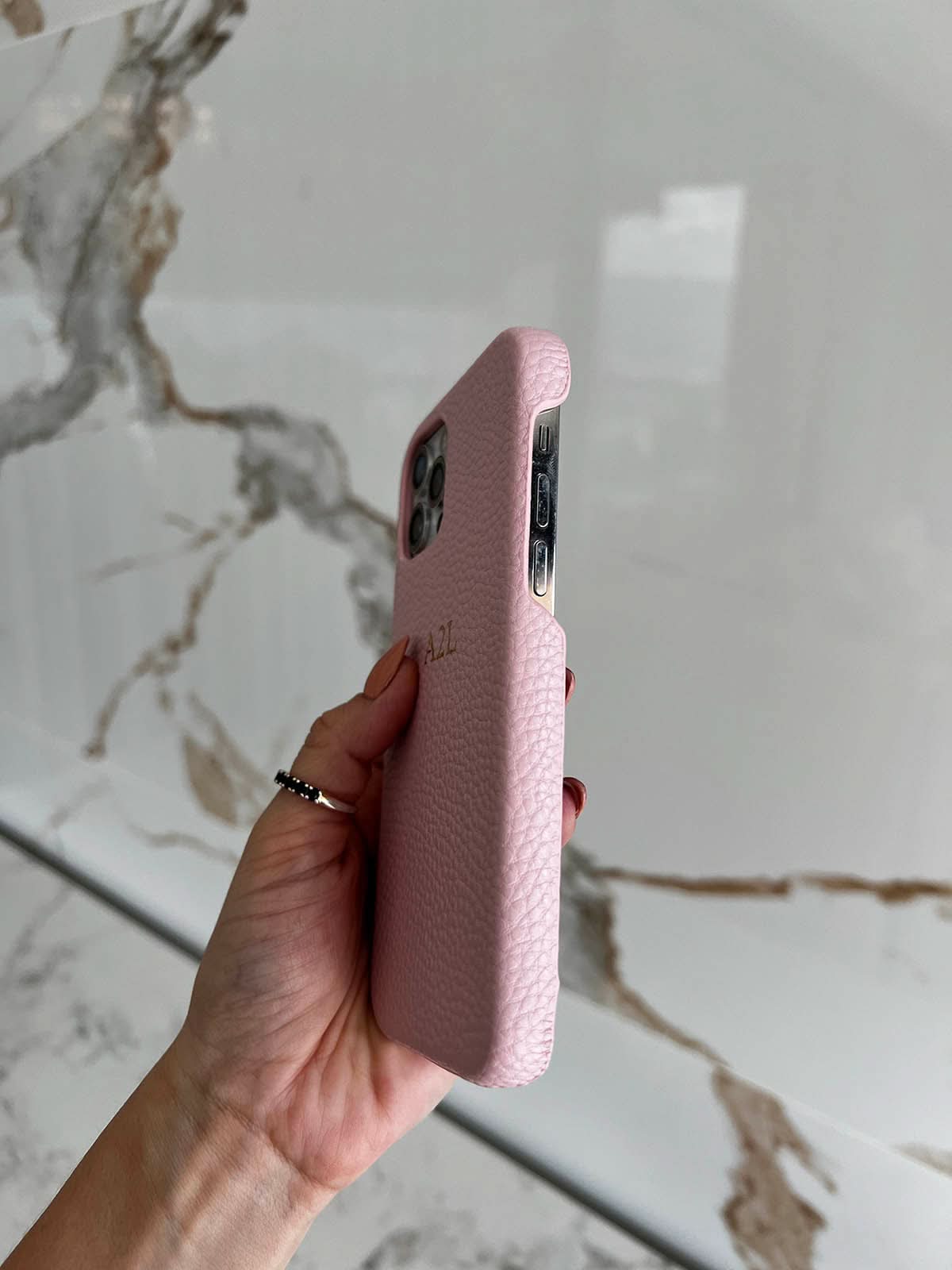 Funda para iPhone Maison Caviar Pisa, protección elegante en color neutro, con diseño resistente y acabado suave.