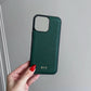 Funda para iPhone Maison Caviar Alicante, protección elegante con diseño clásico, vista frontal del estuche para smartphone.