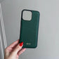 Funda para iPhone Maison Caviar Alicante, protección elegante con diseño clásico, vista frontal del estuche para smartphone.