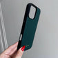 Funda para iPhone Alicante de Maison Caviar, protección elegante en cuero con detalles sofisticados.