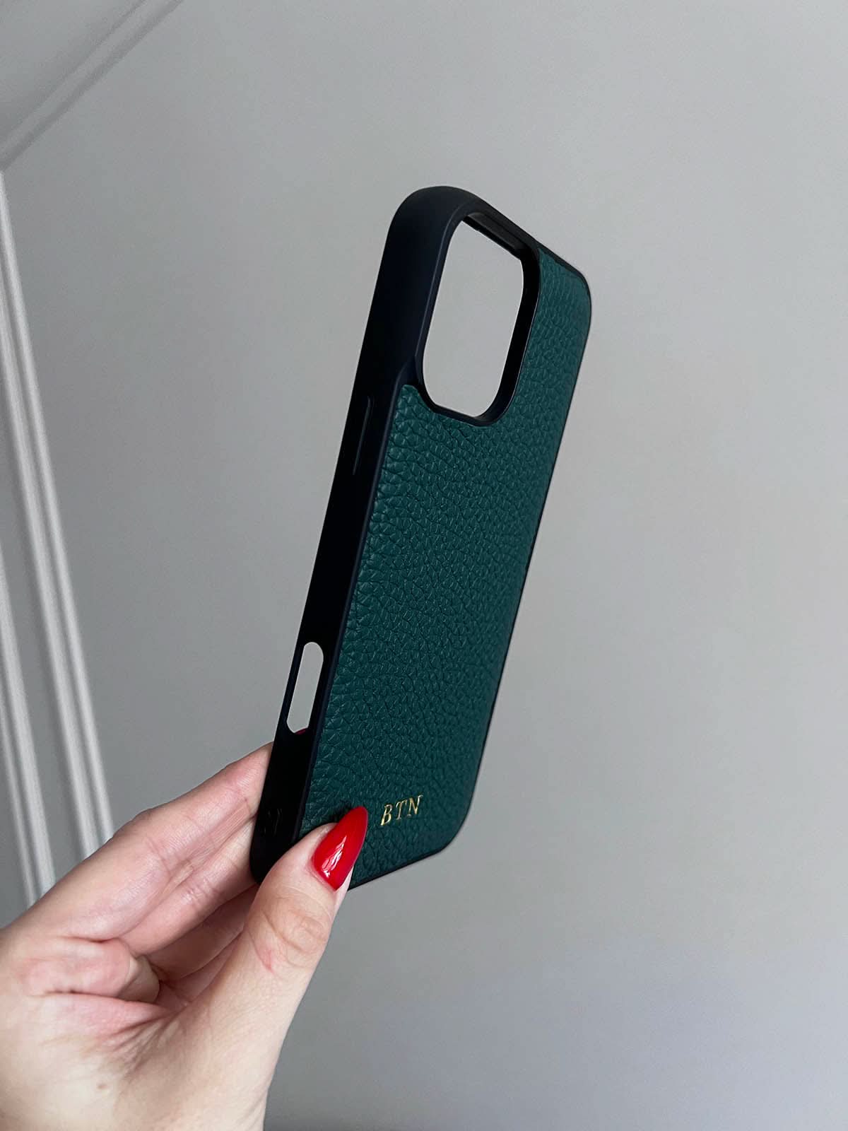 Funda para iPhone Alicante de Maison Caviar, protección elegante en cuero con detalles sofisticados.
