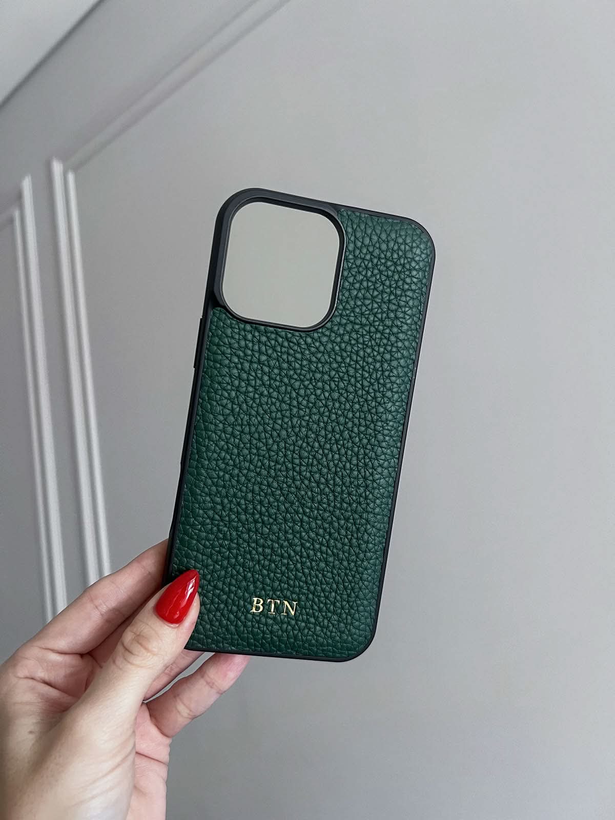 Funda para iPhone Maison Caviar Alicante, proteccion de alta calidad en diseño elegante, vista lateral con detalles del material.