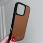 Funda para iPhone Maison Caviar Alicante, protección elegante en color azul con detalles de cuero y diseño sofisticado.